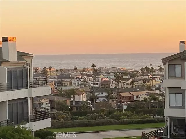 Newport Beach, CA 92663,220 Nice Lane #207