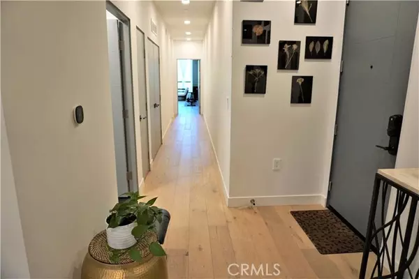 Valley Village, CA 91607,5110 Whitsett Avenue #105