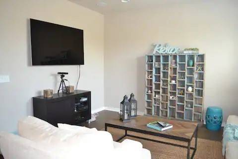 Anaheim, CA 92805,823 S Anaheim Boulevard #103