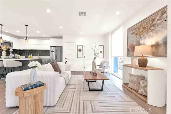 113 N Manhattan Place, Los Angeles, CA 90004