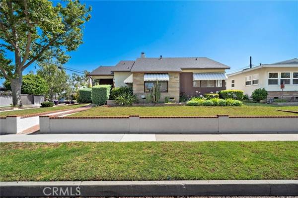2460 Vuelta Grande Avenue, Long Beach, CA 90815