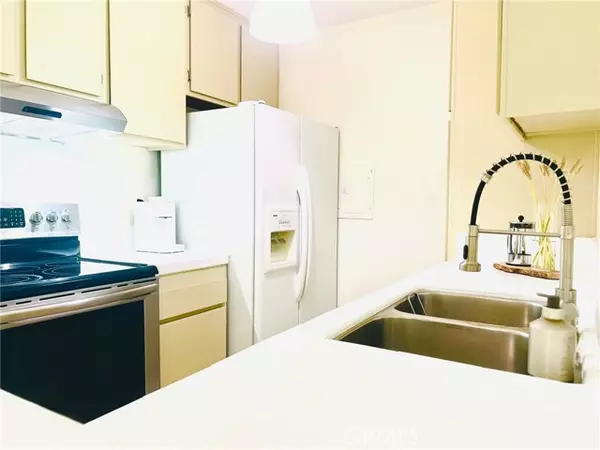 Valencia (santa Clarita), CA 91355,23515 Lyons Avenue #232