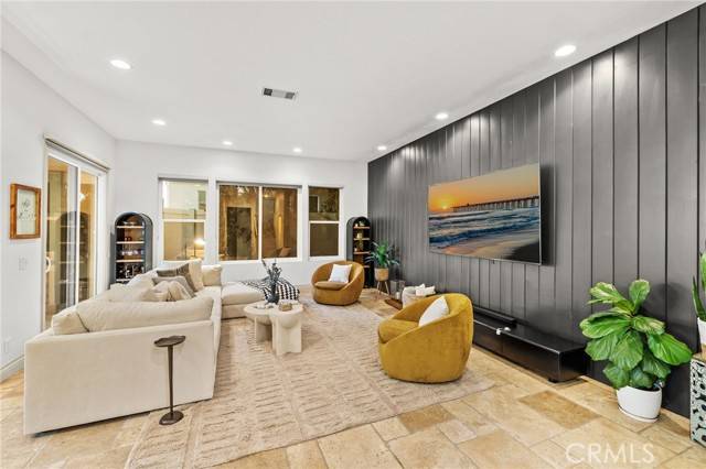 Aliso Viejo, CA 92656,7 Leon