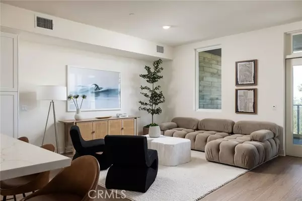 Huntington Beach, CA 92648,414 Main #230