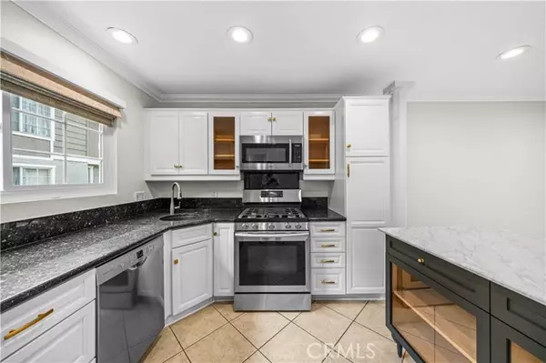 Irvine, CA 92614,21 Greenbough #124