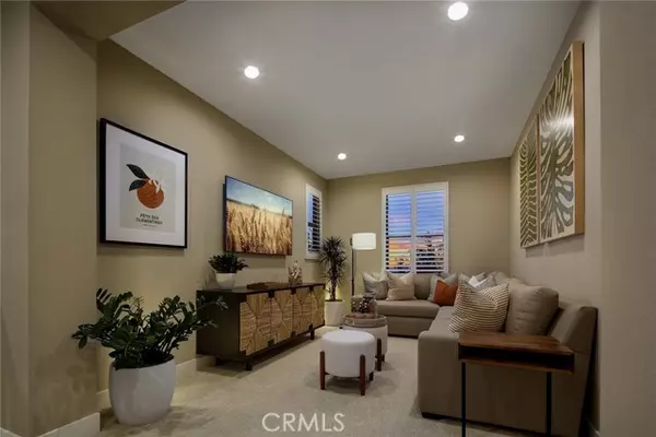 Irvine, CA 92618,117 Awning