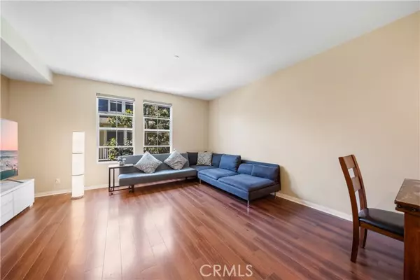 Irvine, CA 92606,414 Silk Tree