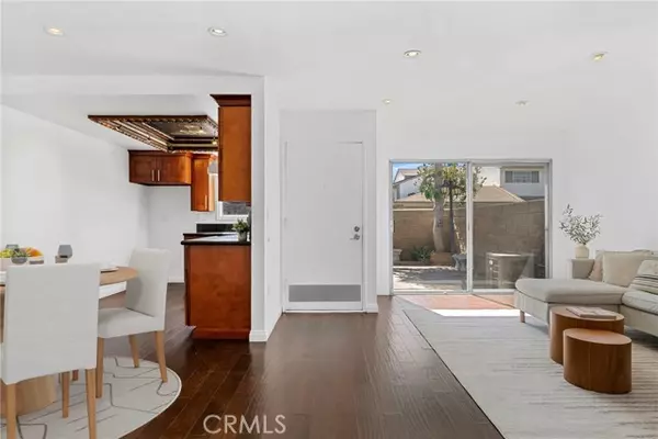 Santa Ana, CA 92703,5112 W 1st #C