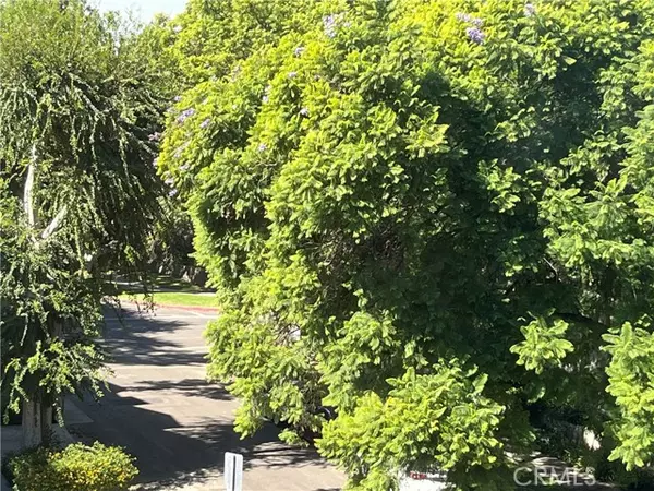 Sherman Oaks, CA 91423,14106 Dickens #302