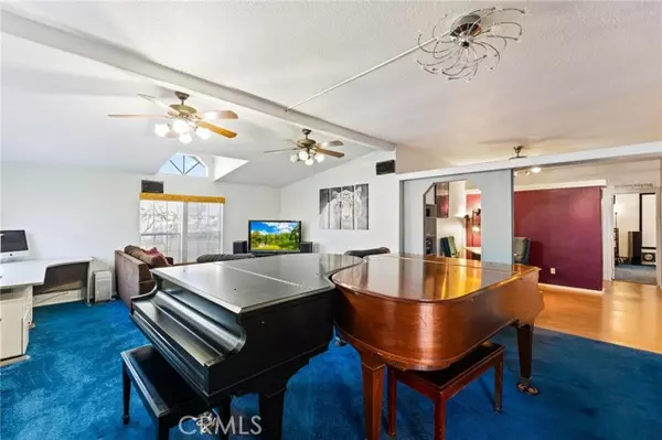 Laguna Hills, CA 92653,23301 Ridge Route #165