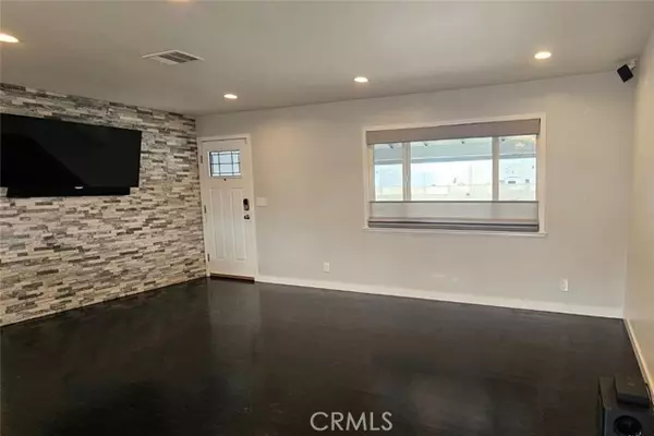 Huntington Beach, CA 92649,5352 Edinger