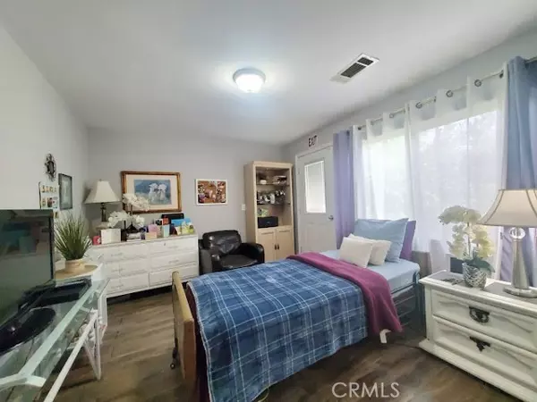 Los Angeles, CA 91406,-