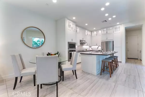 Irvine, CA 92618,209 Paramount