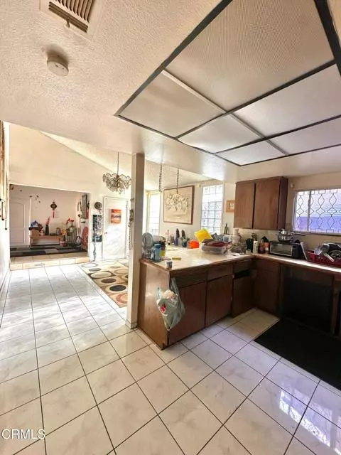 North Hollywood (los Angeles), CA 91605,11440 Strathern Street