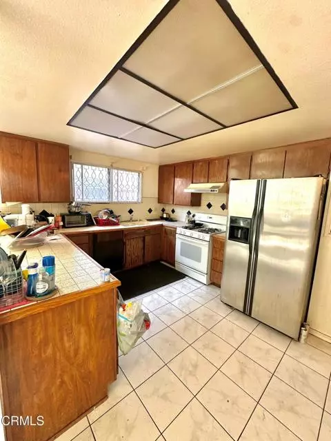 North Hollywood (los Angeles), CA 91605,11440 Strathern Street