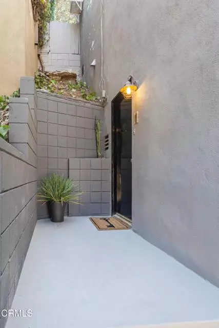 Los Angeles, CA 90068,6827 Pacific View Drive