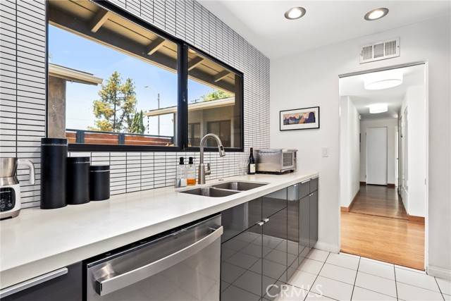Woodland Hills (los Angeles), CA 91367,23441 Aetna Street