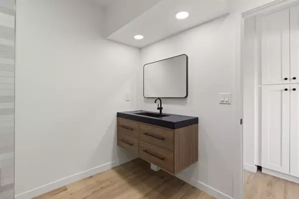 San Diego, CA 92113,4406 Delta Street #15