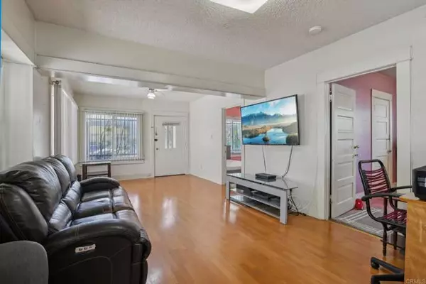 Los Angeles, CA 90038,1059 N Wilton Place