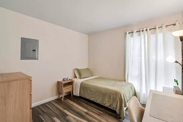 Escondido, CA 92027,2528 White Oak Place #5