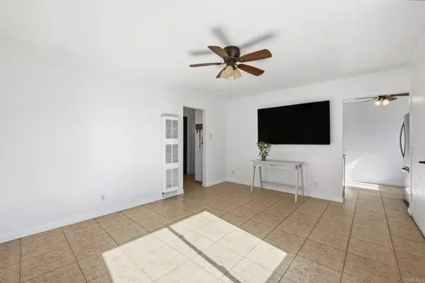 Escondido, CA 92027,1622 E Grand Avenue