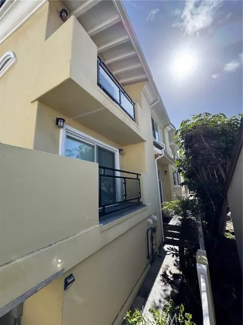 Redondo Beach, CA 90277,521 Avenue C #B