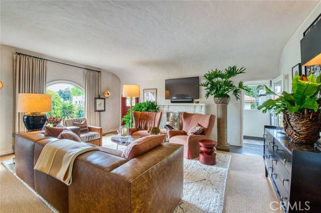 Los Angeles, CA 90019,4912 Edgewood Place