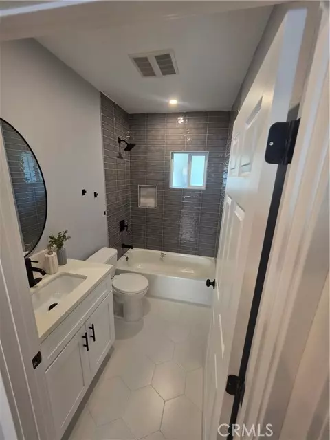 Los Angeles, CA 90003,427 E 61st