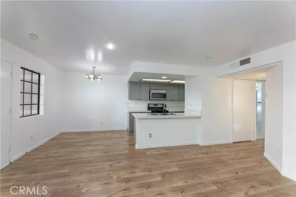Van Nuys (los Angeles), CA 91406,15946 Vanowen Street #103