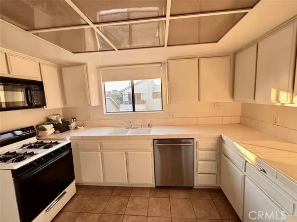 Burbank, CA 91505,225 N Rose #410