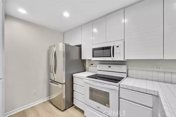 Irvine, CA 92612,2243 Martin