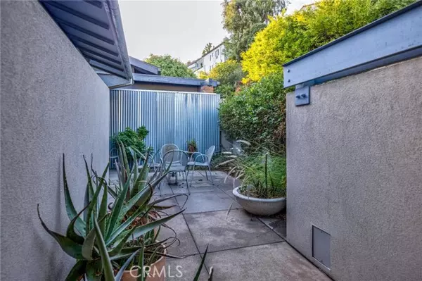 Los Angeles, CA 90027,4022 Braeburn Way