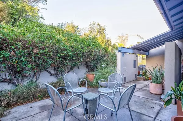 Los Angeles, CA 90027,4022 Braeburn Way