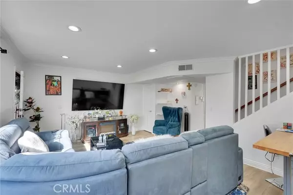 North Hills (los Angeles), CA 91343,8532 Columbus Avenue #17