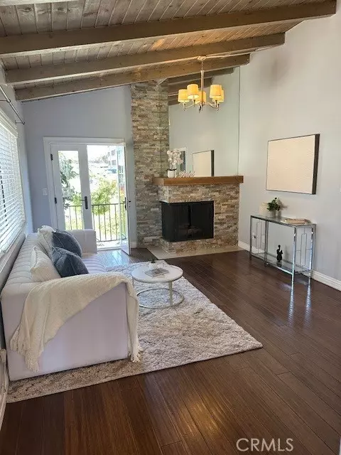 Venice (los Angeles), CA 90292,3315 Strongs Drive #B