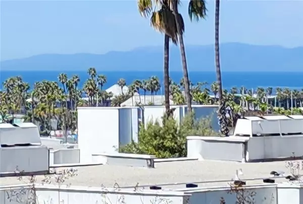 Redondo Beach, CA 90277,520 The Village #110