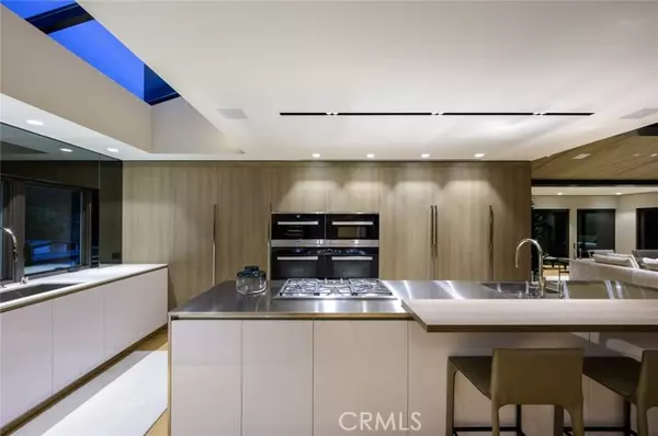 Los Angeles, CA 90069,8808 Thrasher Avenue