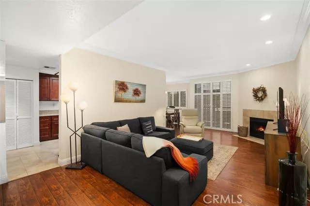 Sherman Oaks, CA 91423,13331 Moorpark Street #201