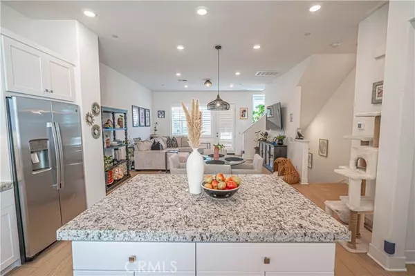 Valencia (santa Clarita), CA 91381,27068 Deer Way