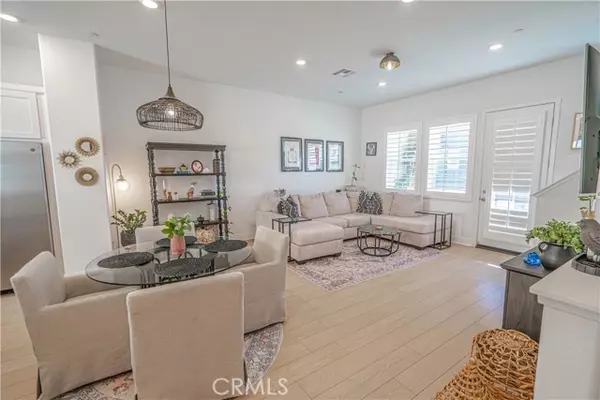 Valencia (santa Clarita), CA 91381,27068 Deer Way