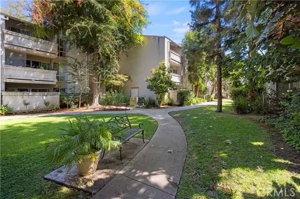 20134 Leadwell Street #303, Winnetka (los Angeles), CA 91306