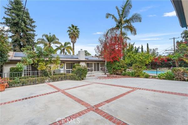 24316 Burbank Boulevard, Woodland Hills (los Angeles), CA 91367