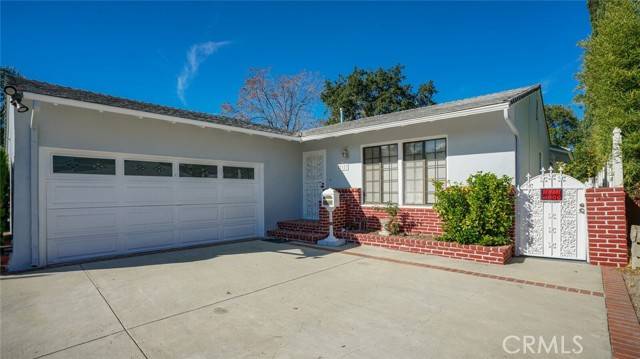 22123 Bassett Street, Canoga Park (los Angeles), CA 91303