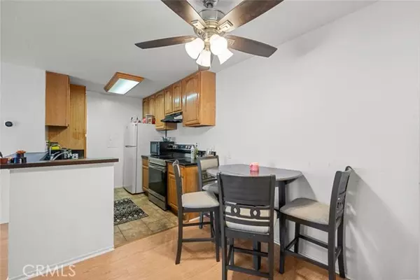 Valencia (santa Clarita), CA 91355,23515 Lyons Avenue #210