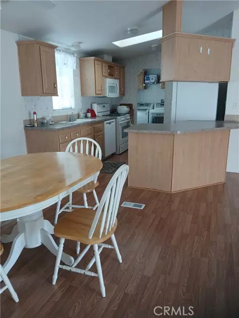 Northridge (los Angeles), CA 91324,28 Dover