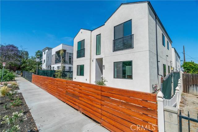 North Hollywood (los Angeles), CA 91601,5622 Willowcrest Avenue