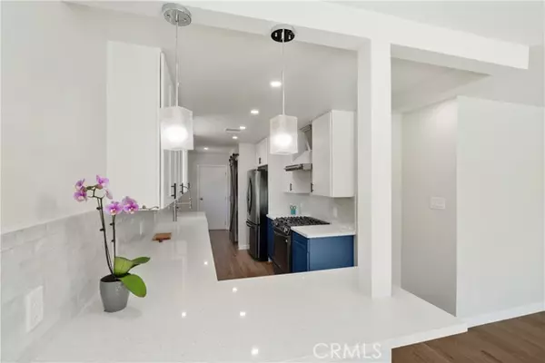 Los Angeles, CA 91406,7947 Amestoy Avenue