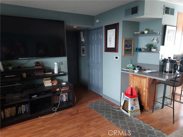 North Hills (los Angeles), CA 91343,8816 Burnet Avenue #9