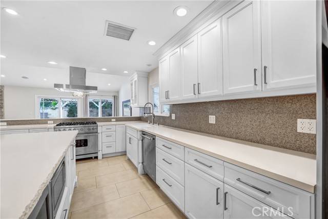 Woodland Hills (los Angeles), CA 91367,24375 Hatteras Street