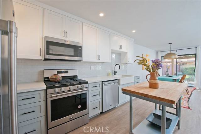 Valencia (santa Clarita), CA 91355,23408 Gaucho Court